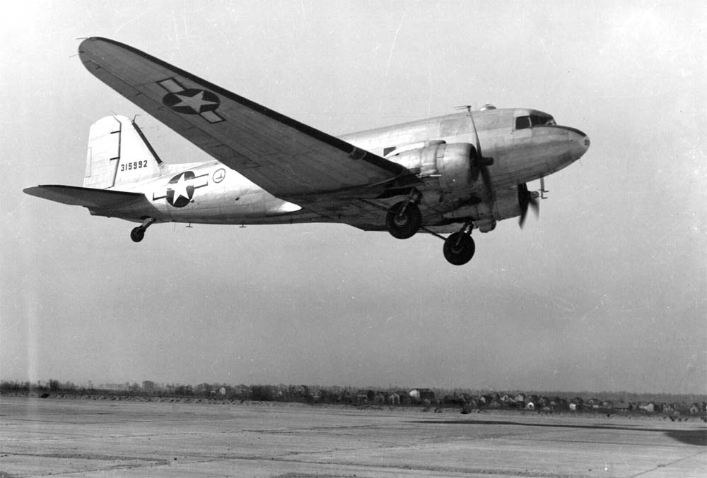 Letoun C-47 Skytrain, který byl vojenskou verzí dopravního letounu DC-3 známého pod názvem "Dakota", snad nejslavnějšího letadla vůbec.