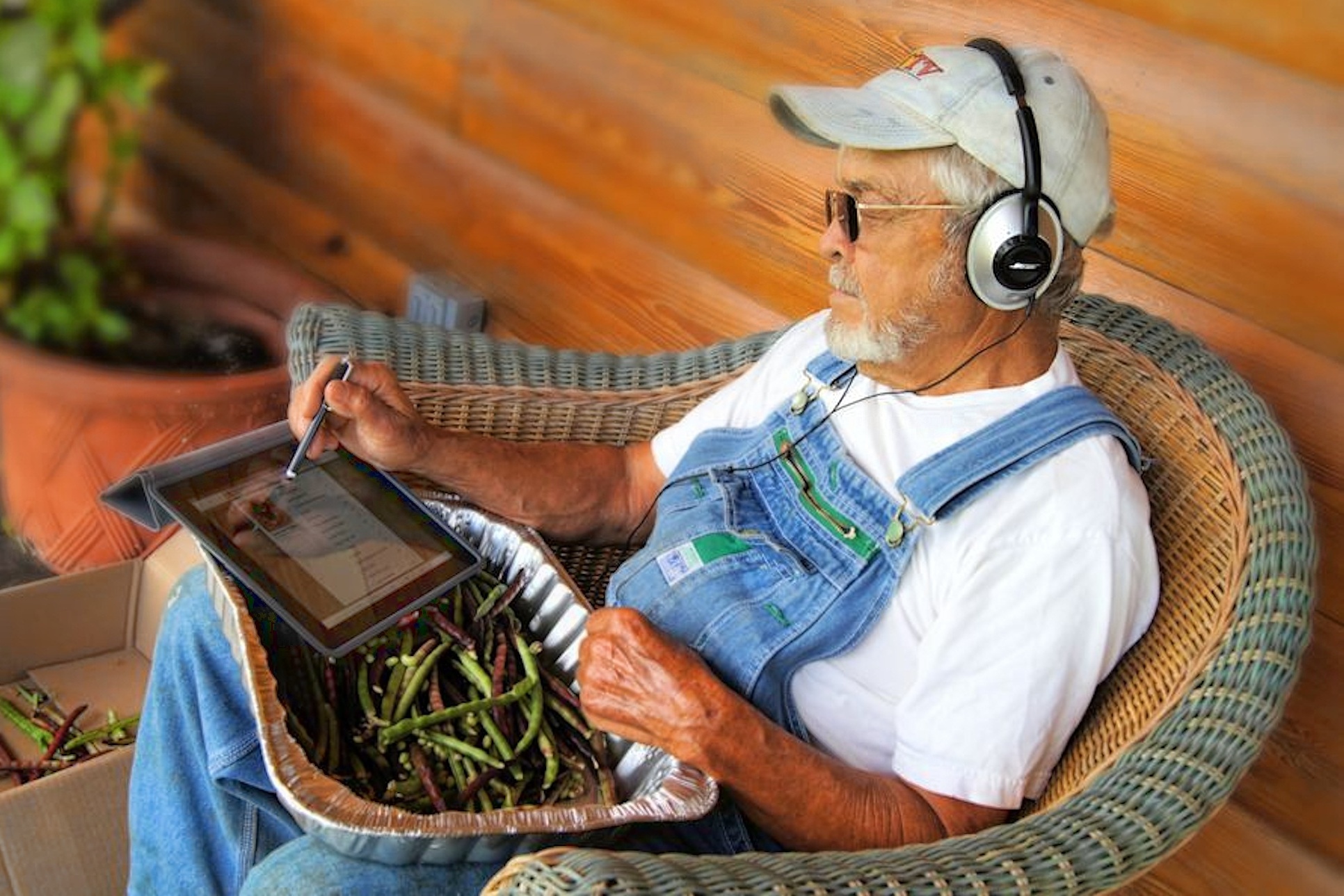 Starý farmář s iPadem