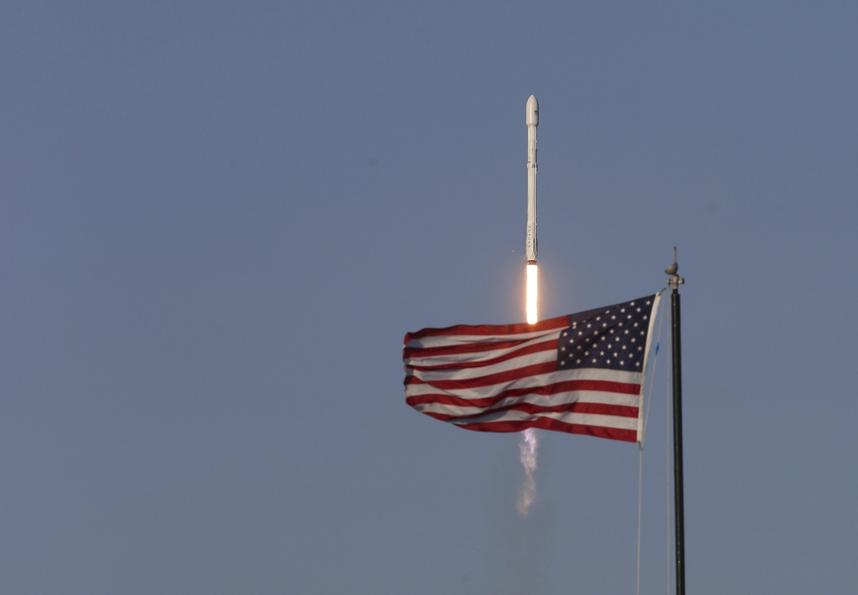 Raketa Falcon 9 společnosti SpaceX krátce po startu
