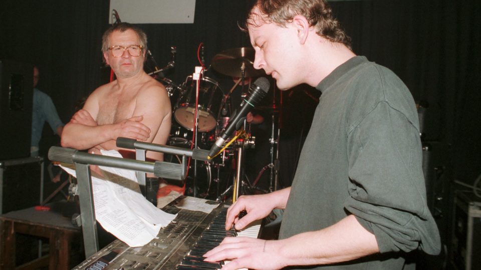 Ivan Martin Jirous (vlevo) a Filip Topol při vystoupení Psích vojáků, 1995