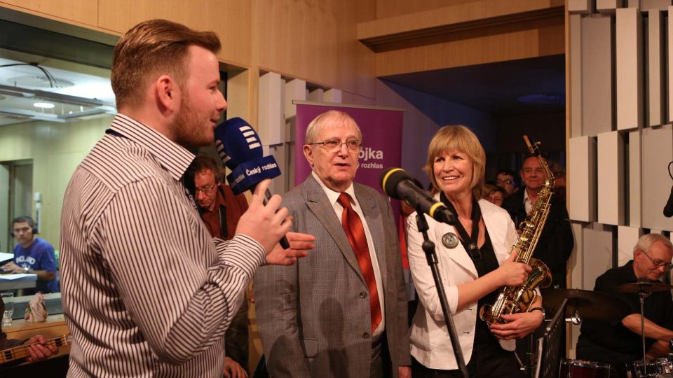 Nezapomenutelný přímý přenos Klubu Evergreen, v němž si Jan Smigmator zazpíval s Jiřím Suchým a Jitkou Molavcovou