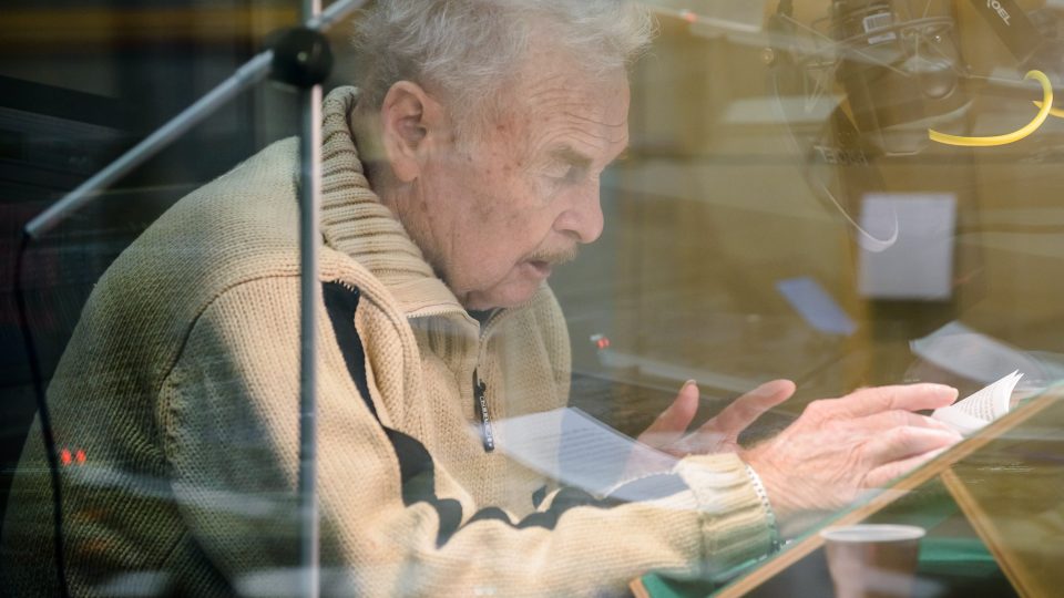 Luděk Munzar "za sklem" při nahrávce pořadu Okouzlení slovem | foto: Khalil Baalbaki, Český rozhlas Luděk Munzar "za sklem" při nahrávce pořadu Okouzlení slovem