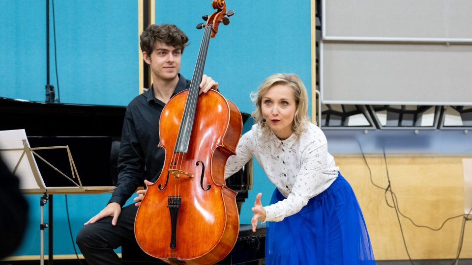 Syon Najman a Jana Trojanová představují žákům cello