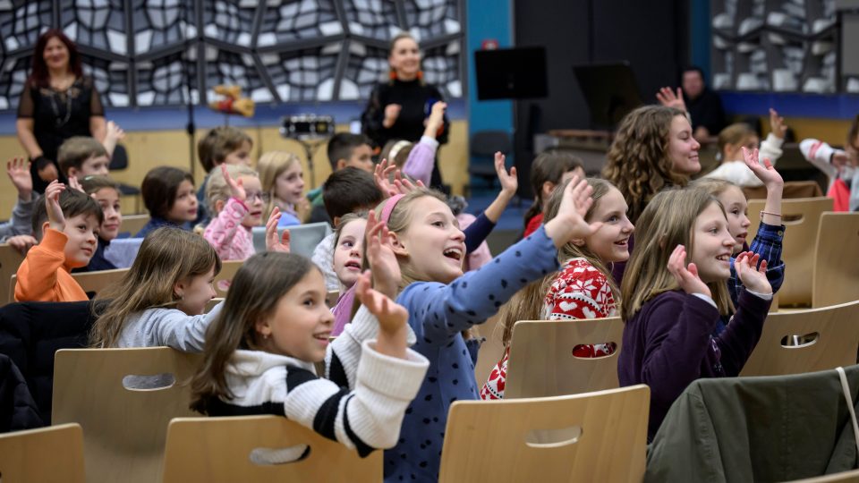 Děti mávající mistrům zvuku na koncertě Vlnohraní