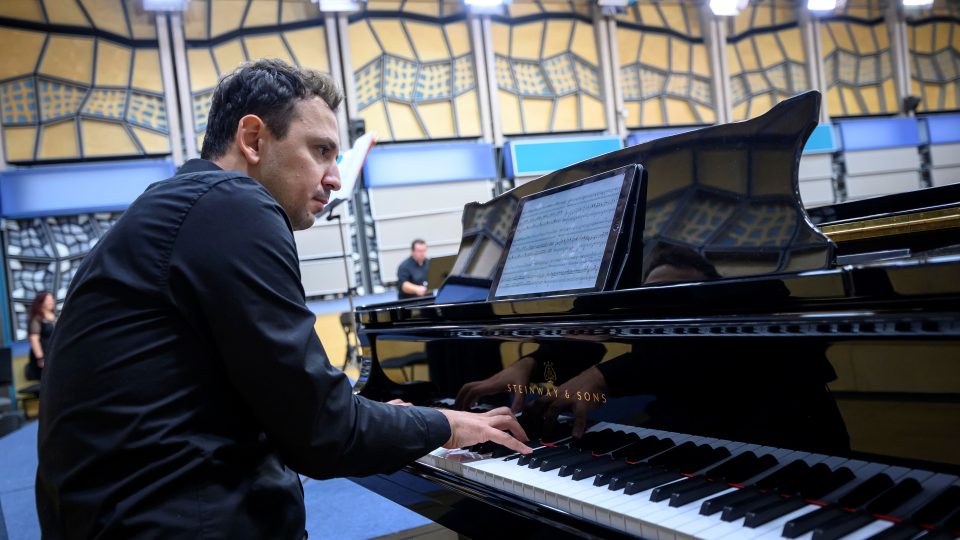 Klavírista Egli Prifti na koncertě Vlnohraní