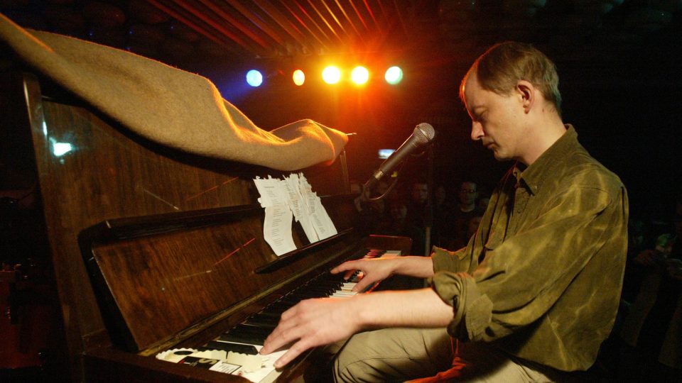 Lídr kapely Psí vojáci Filip Topol při koncertě v Olomouckém U-klub, 2005