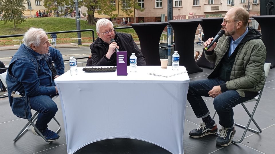 Barikáda 2025: Veřejná debata s publicisty Pavlem Kosatíkem a Stanislavem Motlem. Moderoval Václav Žmolík