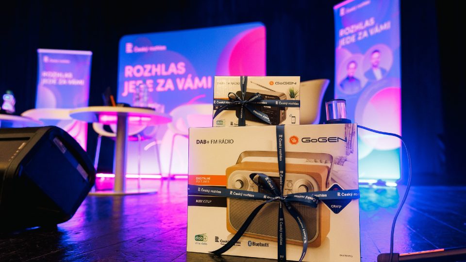 Dvě DAB rádia, jedno větší a jedno menší, jsou připravena pro naše soutěžící