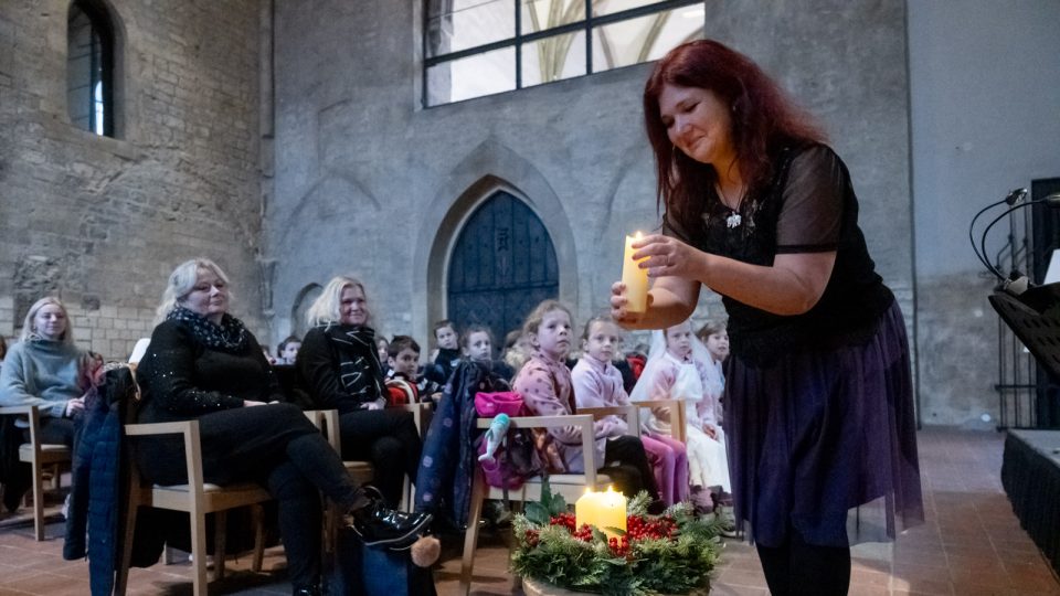 Martina Spiritová zapaluje svíčku na Adventním Vlnohraní