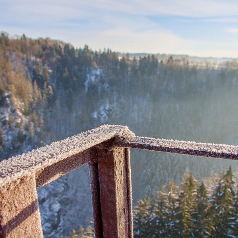 Před pádem chrání turisty kovové zábradlí