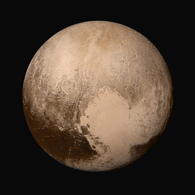 Trpasličí planeta Pluto ve skutečných barvách. Složená mozaika ze čtyř snímků sondy New Horizons | foto:  NASA,   volné dílo