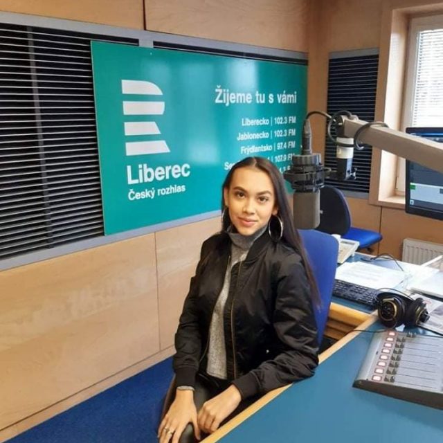 Lucie Bikárová ve studiu Českého rozhlasu Liberec | foto: Facebook LIVE ART Žij uměním