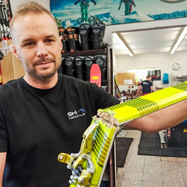 I taková lyže se podle Petra Nedomlela dá opravit | foto: Jaroslav Hoření,  Český rozhlas