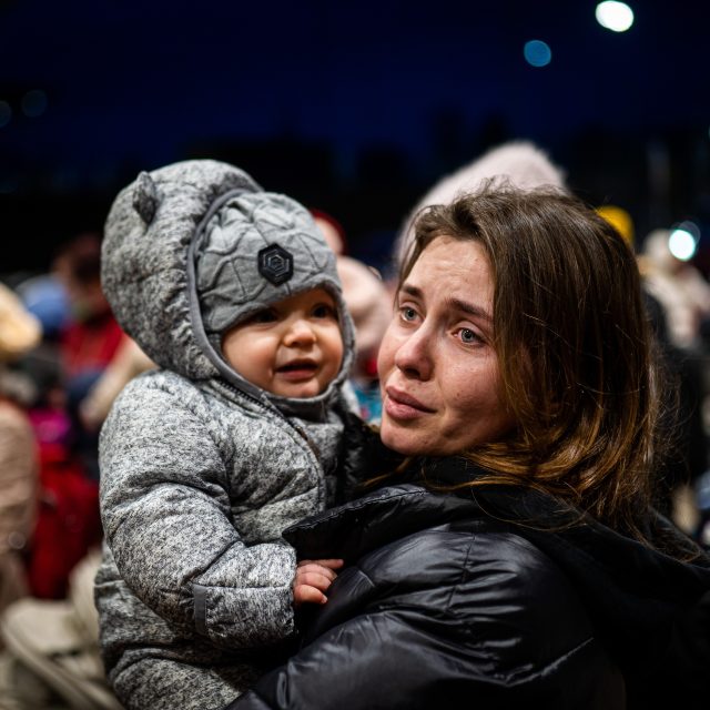 Ukrajinské ženy a děti na cestě do bezpečí | foto: Fotobanka Profimedia