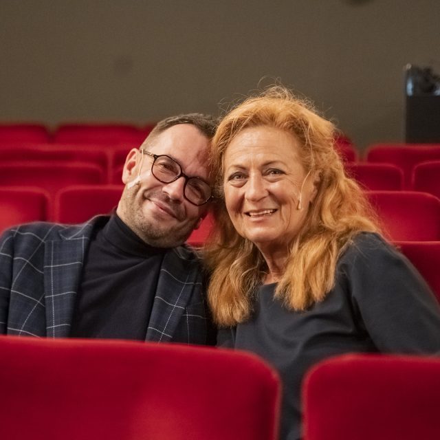 Pořad Českého rozhlasu Zlín Na pohovce Jožky Kubáníka na prknech Slováckého divadla v Uherském Hradišti,  Jožka Kubáník a Simona Stašová | foto: Tomáš Chrástek,  Český rozhlas