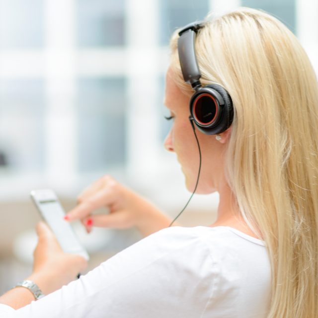 Podcasty slibují revoluci v poslechu mluveného slova. Umožňují totiž doručit audio rovnou do mobilu,  a pak si ho pustit,  kdy a kde budete chtít. Díky portálu mujRozhlas najdete nyní rozhlasové i původní podcasty Českého rozhlasu pohromadě | foto: Khalil Baalbaki,  Český rozhlas