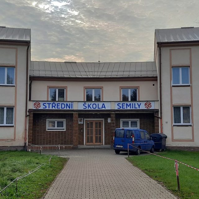 Střední škola v Semilech připravuje budoucí zedníky,  elektrikáře,  truhláře,  tesaře a další řemeslnické obory | foto: Ivana Bernáthová,  Český rozhlas