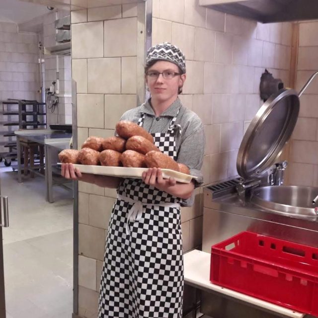 Řeznický učeň Josef Pala odnáší vyrobenou sekanou přímo do prodejny | foto: Eva Malá