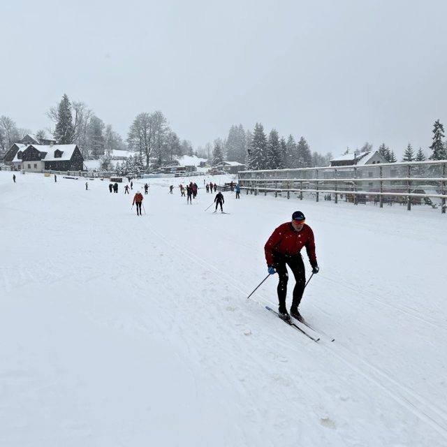 Stadion v Bedřichově je jedním z nejfrekventovanějších nástupních míst na Jizerskou magistrálu | foto: Jiří Jelínek,  Český rozhlas