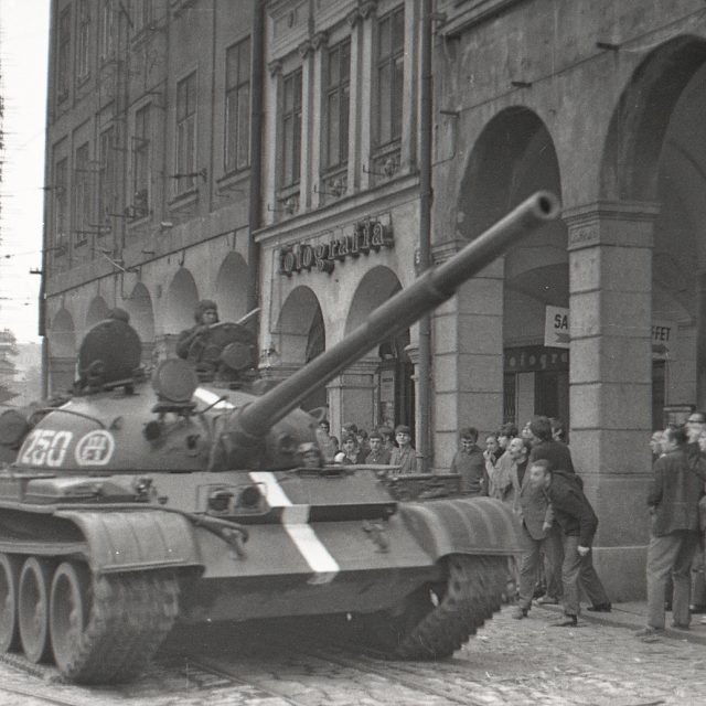 21. srpen 1968 v Liberci. Tank,  lidé a zmatek před radnicí | foto: autor neznámý,   Státní okresní archiv Liberec
