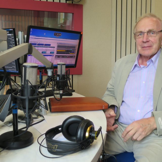 Josef Černý ve studiu Českého rozhlasu Hradec Králové | foto: Milan Baják,  Český rozhlas