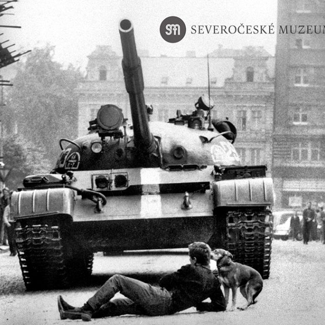 Srpen 1968. Mladík se vlastním tělem snaží zastavit sovětský tank | foto:  Severočeské muzeum v Liberci