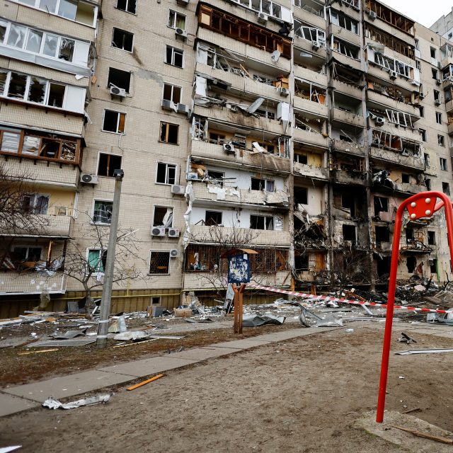 Obytný dům v Kyjevě,  který byl zničen v průběhu ruské ofenzívy | foto: Reuters
