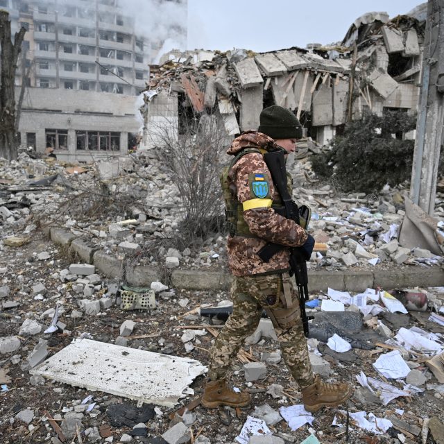 Zničená školní budova v Žitomyru | foto: Reuters