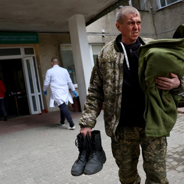 Scéna před nemocnicí ve městě Javoriv po útoku na místní vojenskou základnu | foto: Kai Pfaffenbach,  Reuters