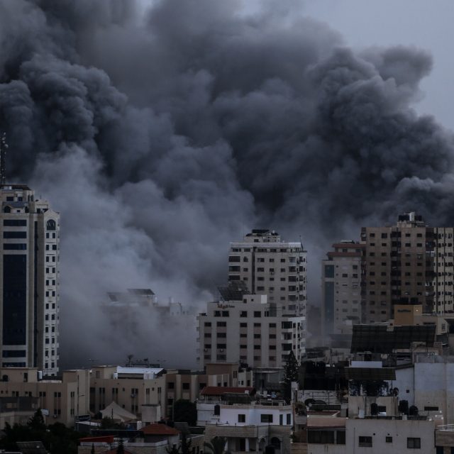 Kouř na městem Gaza  (foto z 9. 10. 2023) | foto: Sameh Rahmi,  Reuters