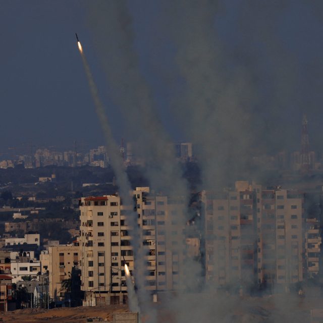 Z Gazy jsou odpalovány rakety směrem na Izrael | foto: Mohammed Salem,  Reuters