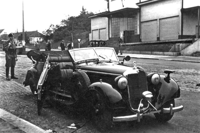 Příslušníci výsadku Anthropoid se zabývali několika možnými variantami provedení atentátu. K útoku nakonec Josef Gabčík s Janem Kubišem zvolili ostrou pravotočivou zatáčku mezi Kirchmayerovou třídou a ulicí V Holešovičkách, kde musel jeho řidič zpomalit