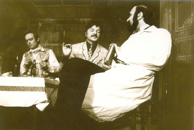 Ladislav Smoljak nerad dával novinářům rozhovory. Snad proto,  že se od něj čekala legrace. Na to neměl čas,  ten totiž věnoval psaní,  stavbě domů,  plachetnici nebo vesmíru | foto: Josef Koudelka,  archiv Divadla J. Cimrmana