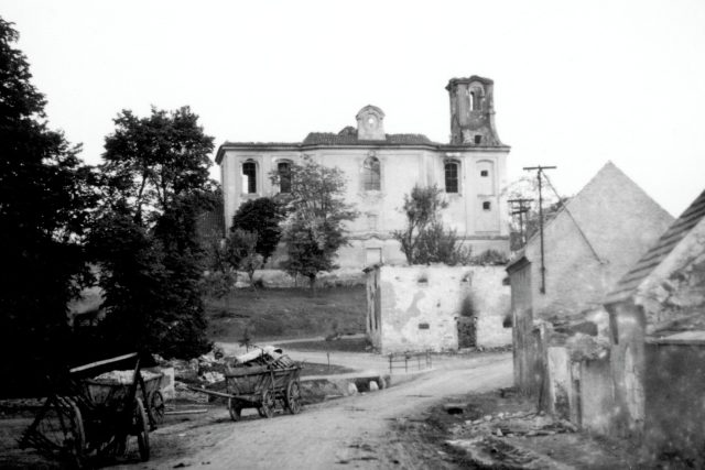 Lidice. Starobylá a malebná česká ves, které vévodil kostel sv. Martina. V ranních hodinách 10. června 1942 měla celkem 483 obyvatel, kteří žili ve 101 domech. Jejich majitelé valnou většinou pracovali v dolech a kladenských hutích