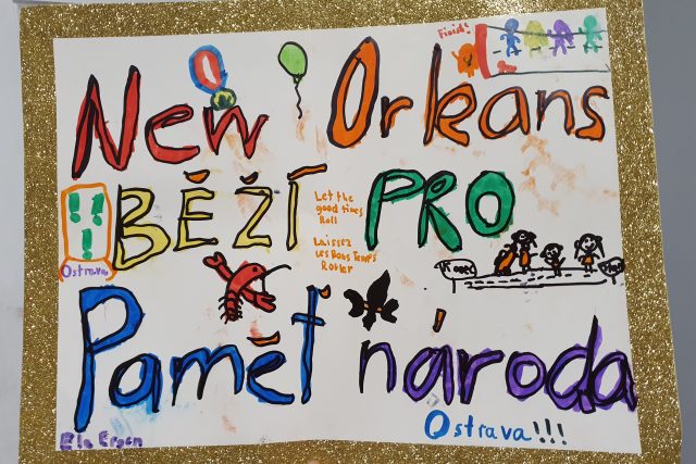 Pozdrav od dětí pro organizaci Paměť národa,  která udržuje příběhy pamětníků stále živé | foto: Julie Urbišová,  Český rozhlas