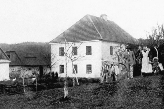 Ležáky byla malá osada na Chrudimsku, ležící na samém okraji Žďárských vrchů a Železných hor, tvořená osmi rodinnými domky a mlýnem (na snímku)