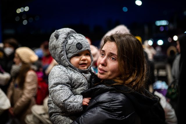 Ukrajinské ženy a děti na cestě do bezpečí | foto: Fotobanka Profimedia