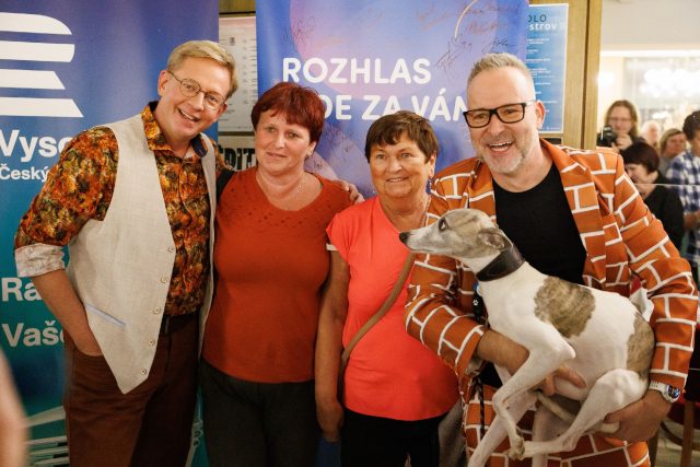 Focení s fanoušky: vlevo Aleš Cibulka, vpravo Michal Jagelka a jejich pes vipet Tobiáš