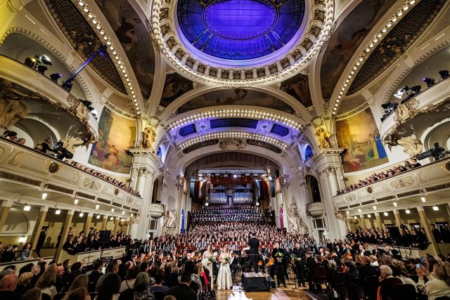 Tisíc hlasů adventu. Rok české hudby zakončilo čtyřicet amatérských sborů společně se sólisty a Symfonickým orchestrem Českého rozhlasu pod vedením Petra Popelky | foto: Michal Fanta