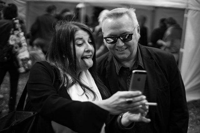 Yvonne Sanchez a Roman Pokorný při focení selfie