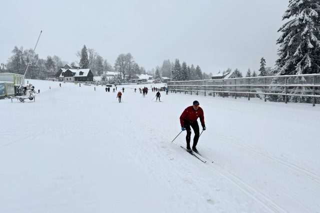 Stadion v Bedřichově je jedním z nejfrekventovanějších nástupních míst na Jizerskou magistrálu | foto: Jiří Jelínek,  Český rozhlas
