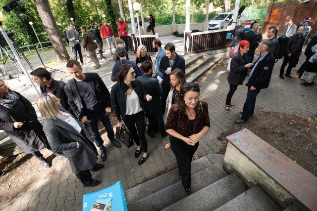 Plac před Českým rozhlasem se plní jazzmany