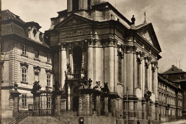 Pravoslavný kostel sv. Cyrila a Metoděje v Resslově ulici v Praze na dobové fotografii. Místo úkrytu parašutistů se gestapo dozvědělo v důsledku zrady parašutisty Karla Čurdy z výsadku Out Distance pozdě večer 17. června 1942