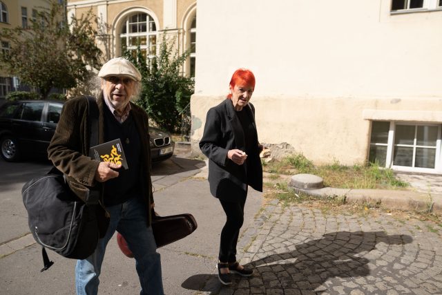 Jiří Stivín a Jana Koubková přicházejí na plac