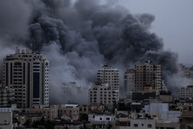 Kouř na městem Gaza  (foto z 9. 10. 2023) | foto: Sameh Rahmi,  Reuters