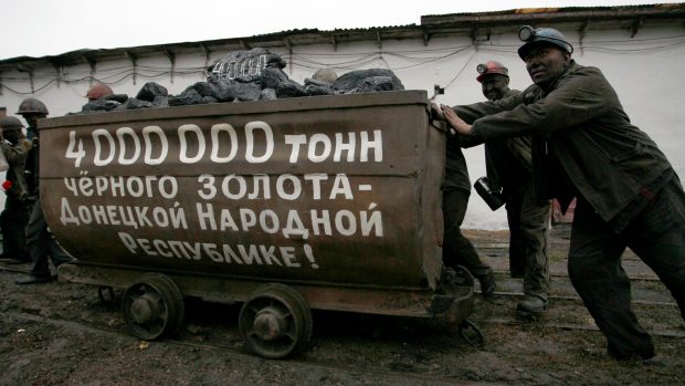 &quot;Čtyři miliony tun černého zlata - Doněcké lidové republice,&quot; hlásí vozík v uhelném dole Makijivka na východoukrajinském Donbasu. Snímek ze září 2016